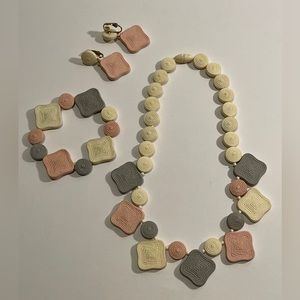 Vintage Avon Summer Resort 1988  Plastic Necklace Bracelet earrings Set